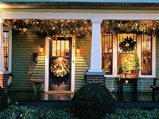 cute Bungalow Christmas, Craftsman Style Decor, Christmas Tree Outdoor, Christmas Front Porch Ideas, Blessed Thanksgiving, Big Christmas Tree, Cottage Porch, Wooden Christmas Tree Decorations, Christmas House Lights