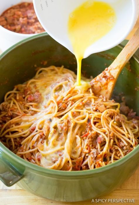 Spagetti Pie Recipe, Spaghetti Pie Recipe Easy, Leftover Spaghetti Recipe, Spaghetti Torte, Spaghetti Pie Recipe, Baked Spaghetti Pie, Easy Baked Spaghetti Recipe, Spaghetti And Meat Sauce, Cheesy Baked Spaghetti