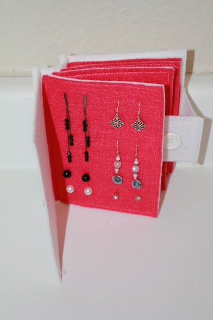 Simple and Soft: Earring Travel Book Earring Book Diy, Diy Earring Holders, Diy Earring Storage, Earing Organizer, Diy Earring Organizer, Earrings Organizer, Diy Earring Holder, Earring Holders, Jewelry Storage Diy