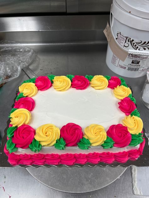 A yellow cake with buttercream, all the roses are in buttercream #buttercream #buttercreamcake #cake #cakedesigner #springcake Colorful Sheet Cake, Spring Sheet Cake, Summer Sheet Cake Designs, Sheet Cake Designs Birthday, Birthday Sheet Cake Ideas, Buttercream Sheet Cake, Rectangle Cakes, Freezer Cake, Rosette Cakes