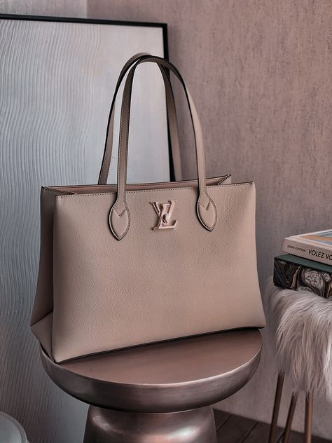 Lv Tote, Fashion Shoes Heels, Fotos Goals, Swag Bag, Fancy Bags, Pack Your Bags, Childrens Dress, Vuitton Bag, Hand Bags