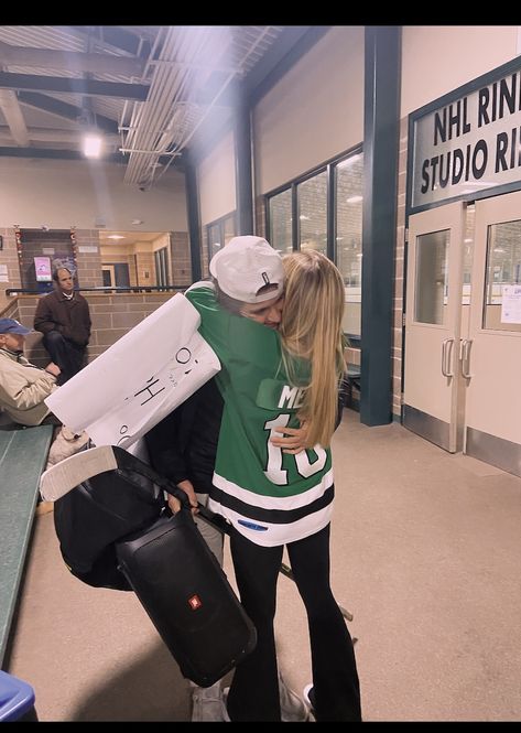 Softball And Hockey Couples, Hockey X Figure Skater, Hockey Gf Outfit, Hockey Gf Aesthetic, Nhl Wife Aesthetic, Hockey Girlfriend Aesthetic, Cute Hockey Couples, Hockey Girlfriend Outfits, Hockey Couple Goals