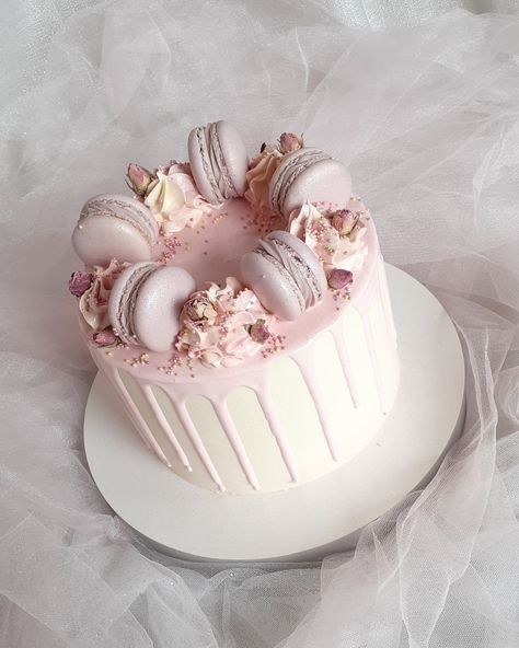 Pretty Drip Cake, Birthday Cakes Women Elegant, Womens Birthday Cakes Simple, Macaron Cakes Birthday, Elegant Cake For Woman, Cake For 30th Birthday For Her Elegant, Glamorous Cakes Birthday, Macaron Drip Cake, Cake Design With Macaron