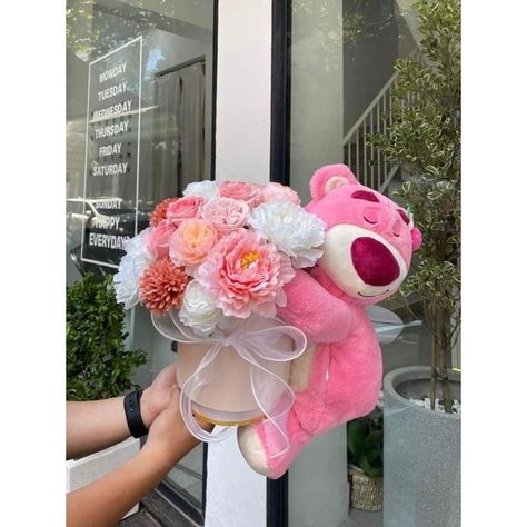 Stuffed Animal Bouquet, Cute Gift Baskets, Animal Flower Arrangements, Ribbon Flowers Bouquet, Diy Bouquet Wrap, Bear Pink, Strawberry Bear, Flower Box Gift, Flower Business