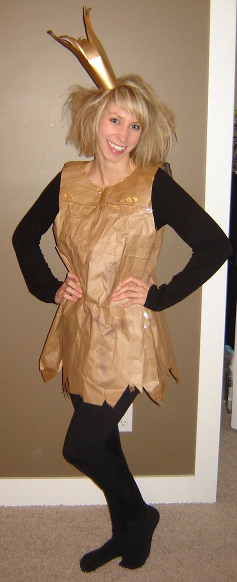 Potential Halloween costume (could use for library & for real life). Paper Bag Princess Costume, Literary Costumes, Book Parade, Storybook Character Costumes, Book Characters Dress Up, Paper Bag Princess, Book Character Day, Character Dress Up, Book Costumes