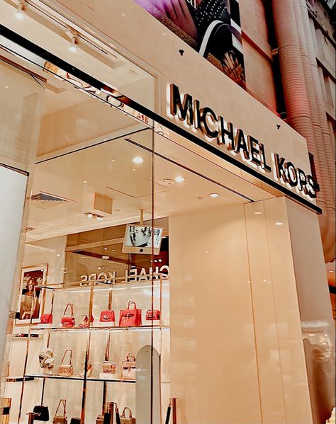 Michael Kors Aesthetic, Royalcore Aesthetic, Luxury Life, Old Money, Aesthetic Wallpaper, Royals, Aesthetic Wallpapers, Vision Board, Michael Kors