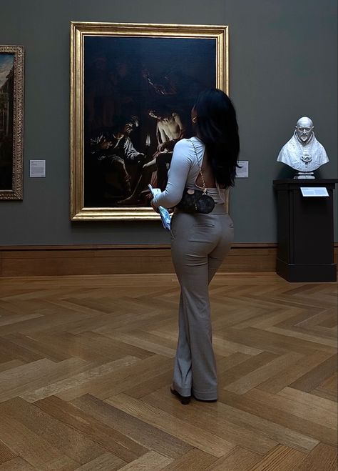 Museum Baddie Pics, Art Museum Aesthetic Outfit Black Women, Museum Pictures Black Women, Black Art Museum, Outfits For The Museum, Photo Pose Ideas Aesthetic, Museum Pics Aesthetic, Art Gallery Instagram Pictures, Museum Fits Aesthetic