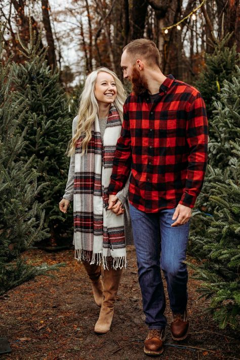 Looking for Christmas card photo ideas? Or struggling with how to pose in couple photos? Click here for ideas and outfit inspiration! Christmas Card Outfits, Christmas Pictures Family, Photo Ideas Christmas, Christmas Tree Farm Photo Shoot, Christmas Card Photo Ideas, Christmas Photos Outfits, Family Christmas Pictures Outfits, Christmas Couple Photos, Family Photo Outfits Winter