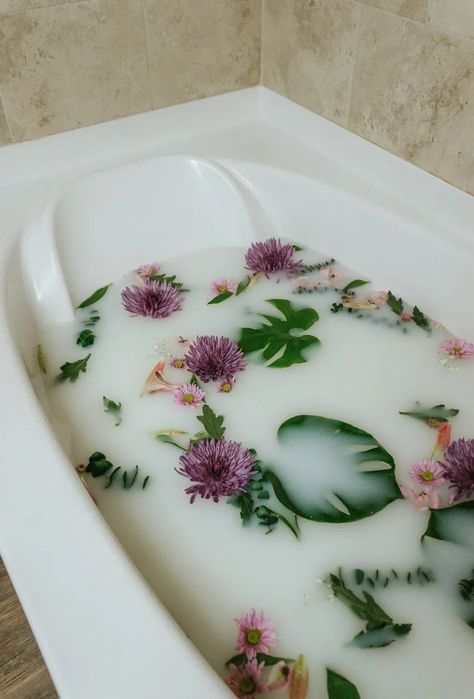 Diy Milk Bath, Milk Bath Photography, Bath Aesthetic, Mascara Hacks, Bath Photography, Amber Fillerup Clark, Spiritual Bath, Amber Fillerup, Diy Rose