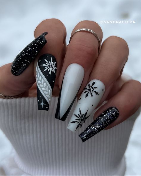 Black And Blue Christmas Nails, New Years Coffin Nail Designs, Black Winter Nail Ideas, Stiletto Christmas Nails Designs, Black And White Winter Nails, Grey And Black Nails Designs, White Gel Nails With Design, Black And Gold Christmas Nails, Red And Black Christmas Nails