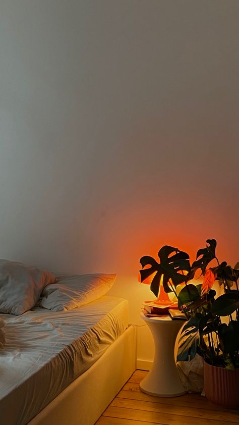 Electric Style Bedroom, Mood Lamp Aesthetic, Midcentury Modern Bedroom Aesthetic, Retro Minimalist Bedroom, Funky Bedroom Aesthetic, 70s Aesthetic Bedroom Decor, Colorful Apartment Bedroom, 70s Space Aesthetic, 70s Apartment Aesthetic