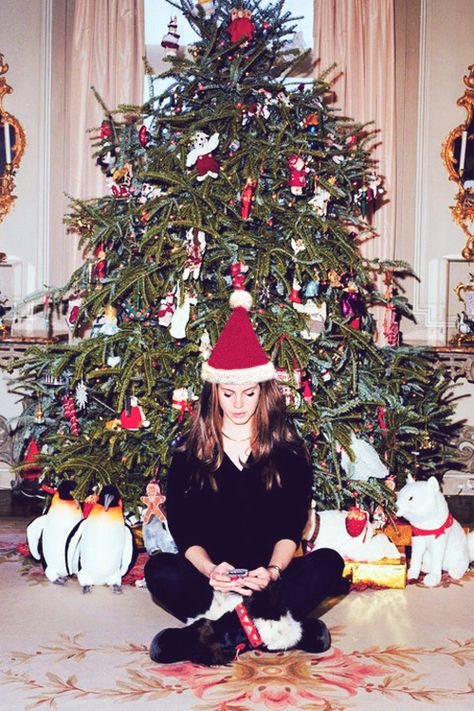 We'd love to find Lana del Rey under our tree! Indie Christmas Aesthetic, Christmas Lana Del Rey, Lana Christmas, Lana Del Rey Christmas, Lana Poster, Ldr Vinyl, Indie Christmas, Lizzie Grant, Rey Aesthetic