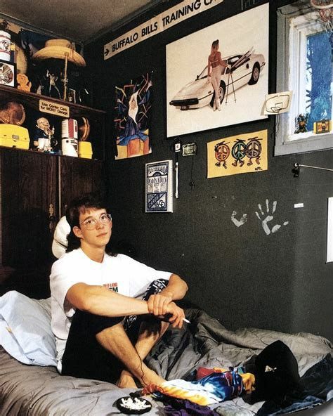 90s Teen Bedroom, Skater Bedroom, Retro Boys Room, Room Aesthetic Grunge, 90s Room Aesthetic, Skater Room, 90s Room, Mens Bedroom Decor, Teenage Boy Room