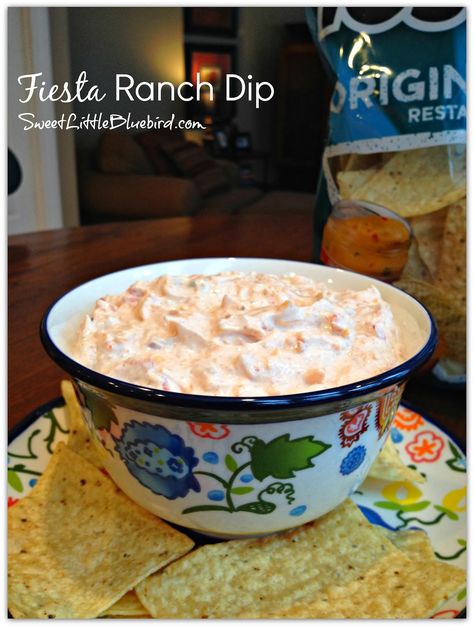 Fiesta Ranch Dip - Only 4 ingredients! |  SweetLittleBluebird.com Ranch Dip Mix Recipe, Ranch Dip Mix, Fiesta Ranch Dip, Party Dip Recipes, Ranch Dip, Snack Dip, Hidden Valley, Silvester Party, Yummy Dips