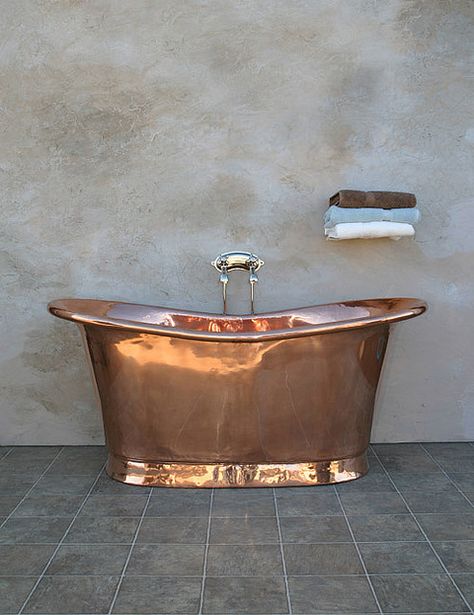 Another beauty. Copper Bath Bateau (Polished Copper) from the Bath Works in the UK. This is (apparently) the bath from the Sherlock Holmes movie. Baños Shabby Chic, Copper Interior, Copper Bath, Copper Bathtubs, Casa Country, Shabby Chic Bathroom, Chic Bathrooms, Gold Copper, Bath Tub