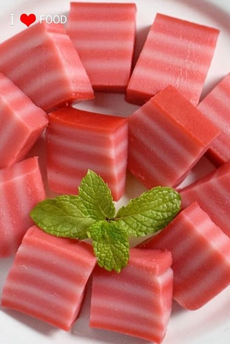 Easy Indian Appetizers, Kuih Lapis, Traditional Desserts, Thai Desserts, Malaysian Cuisine, Indian Appetizers, Pink Food Coloring, Jelly Cake, Thai Dessert