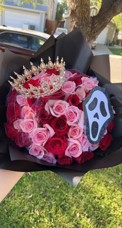 Boo Bouquets, Spooky Ramos, Spooky Bouquet Ideas, Halloween Ramos, Spooky Flower Arrangements, Halloween Flower Bouquet, Spooky Bouquet, Spooky Flowers, Halloween Bouquet