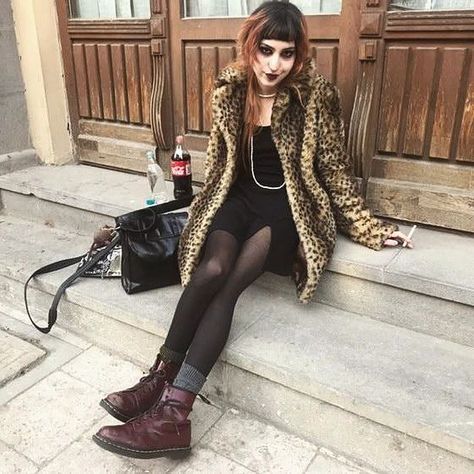 Leopard Print Coat Outfit, Print Coat Outfit, Riot Grrrl Outfits, Riot Grrrl Fashion, Gig Outfit, Punk Fashion Diy, Outfit Grunge, Leopard Print Coat, Riot Grrrl