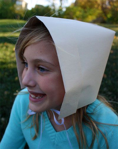 How to make a Pilgrim Bonnet out of paper. This would be a fun craft for thanksgiving lessons Colonial Day Costume Diy, Pilgrim Bonnet Template, How To Make A Bonnet Diy, Pilgrim Bonnet, Bonnet Tutorial, Pioneer Bonnet, Pilgrim Hats, Party Food Easy Appetizers, Halloween Appetizers Easy