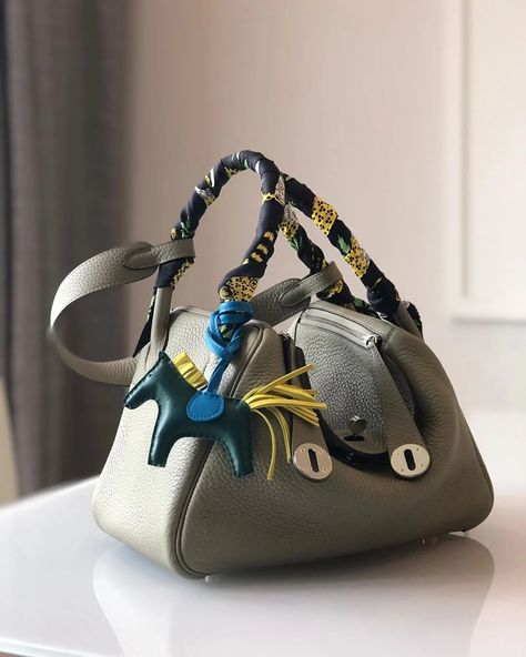 Hermes Lindy Bag, Hermes Lindy 26, Lindy 26, Hermes Lindy, Mini Outfit, Slouchy Bag, Hot Bags, Bvlgari Bags, Unique Bags