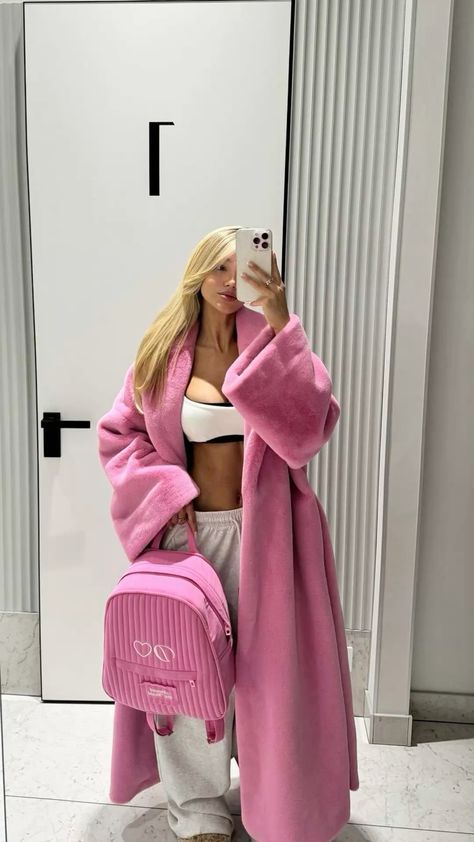 Kylie Jenner Pink Outfit, Long Pink Coat Outfit, Pink Teddy Coat Outfit, Pink Outfits Aesthetic Baddie, Pink Fur Coat Outfit, Pastel Winter Outfit, Long Oversized Sweater, Pink Winter Outfit, Teddy Coat Outfit