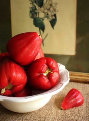 Wax Apples - the first piece of fruit I *had* to buy in Taiwan.  Just recently learned that in parts of the country they are grown with a white paper bag around each fruit to keep pests off and the skin perfectly smooth. Odd Plants, Mauritius Food, Jambu Air, Plum Juice, Apple Water, Spicy Dipping Sauce, Rose Apple, Apple Rose, Puerto Rican Cuisine