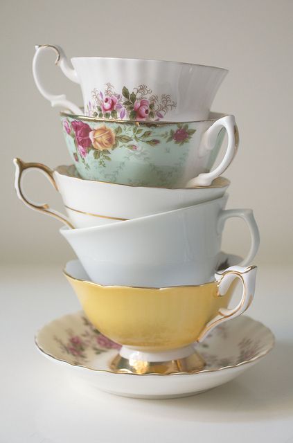 tea cups English Tea Cups, Pretty Tea Cups, Tea Cups And Saucers, Cute Kitchen, Teapots And Cups, Vintage Cups, China Tea Cups, Cups And Saucers, Tea Cups Vintage