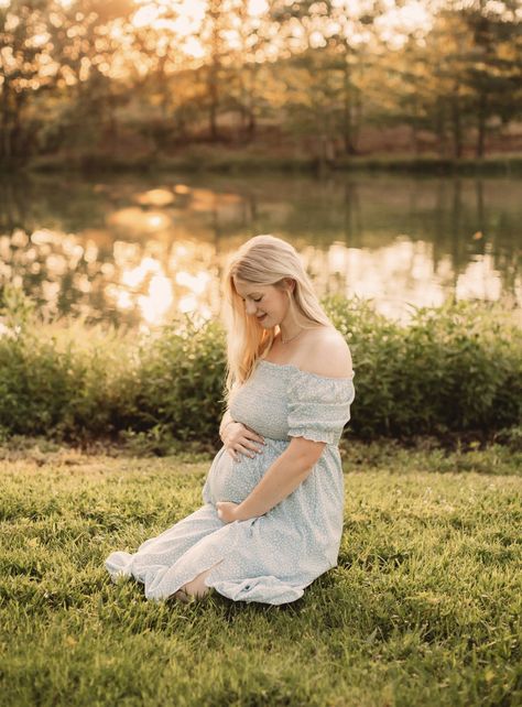 Maternity Pictures By Pond, Maternity Photography Poses Sitting, Pond Maternity Pictures, Maternity Photography Sitting, Sitting Maternity Poses, Lee Benjamin, Spring Maternity Pictures, Spring Maternity Photography, Outdoor Pregnancy Photoshoot