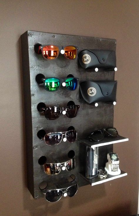 Diy Sunglasses Holder, Sunglasses Storage Diy, Diy Sunglasses, Diy Organizer, Sunglasses Display, Sunglasses Storage, Diy Display, Accessories Display, Display Shelf