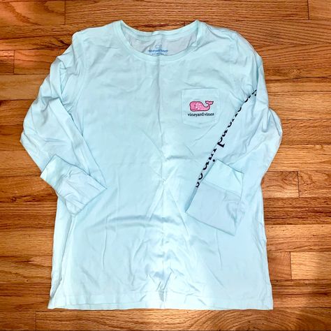 Nwot Vineyard Vines Long Sleeve Tee, Pale Aqua, Women’s Small. Winter Snowflake Whale Design. Vinyard Vine, Vine Yard, Vinyard Vines, Vineyard Vines Long Sleeve, Whale Design, Preppy Stuff, Athletic Clothes, Pale Aqua, Vineyard Vines Shirts