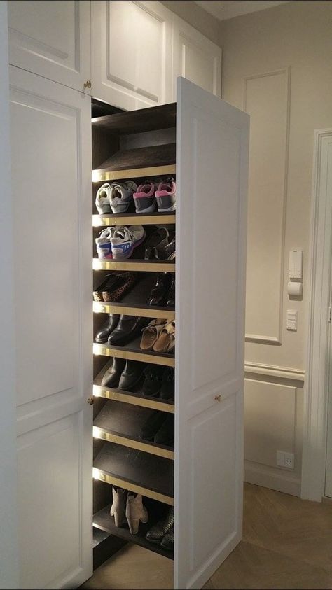 Shoe Storage Wardrobe Ideas, Shoe Storage In Laundry Room, Mud Room Ideas Shoes, Luxury Mudroom Ideas, Laundry Shoe Storage, Bootroom Shoe Storage, Mudroom Closet Design, Mudroom With Shoe Storage, Bootroom Storage Ideas