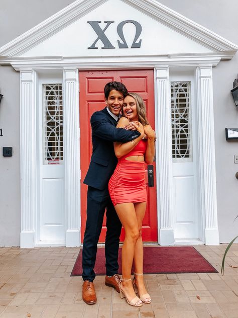 semi formal Semi Formal Poses Photo Ideas, Semi Pictures With Date, Poses For Couples Homecoming, Formal Pics With Boyfriend, Sorority Formal Pictures With Date, Semi Formal Pictures Couples, Sorority Formal Poses, Couple Formal Pictures, Homecoming Picture Ideas With Date