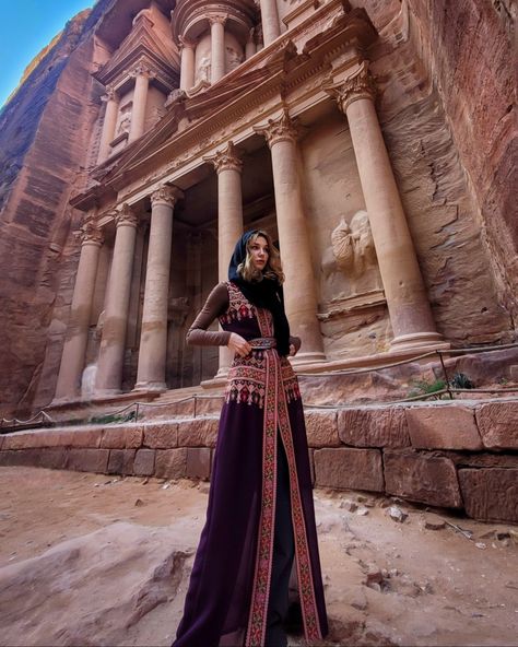 Solo traveling. Solo female traveler. Solo traveler. Solo trip. Abaya dress. Jordan. Trip to Jordan. Petra Jordan. The Treasury. Traditional Jordanian dress. Traditional dresses. Fashion. Outfit of the day. The lost city of Petra. Traveler. Traveling. Solo Female traveler. Jordanian Traditional Clothing, Petra Jordan Outfit, Jordanian Fashion, Jordanian Clothing, Petra Outfits, Jordanian Dress, Desert Details, Jordan Trip, Jordan Country