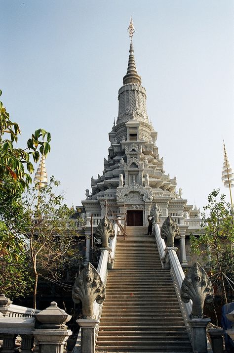 Phnom Udong, Cambodia. Photograph by Smulan77 on Flickr Cambodia Food, Battambang, Arsitektur Masjid, Cambodia Travel, Halong Bay, Southeast Asia Travel, Phnom Penh, Angkor Wat, Bhutan