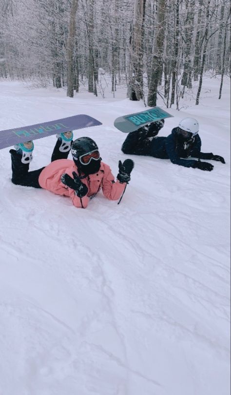 Funny Snowboarding Pictures, Ski And Snowboard Pictures, Snowboarding With Friends, Snowboarding Pics With Friends, Winter Best Friend Pictures, Couples Snowboarding, Snowboarding Pictures Friends, Snowboard Photo Ideas, Cute Snowboarding Pictures