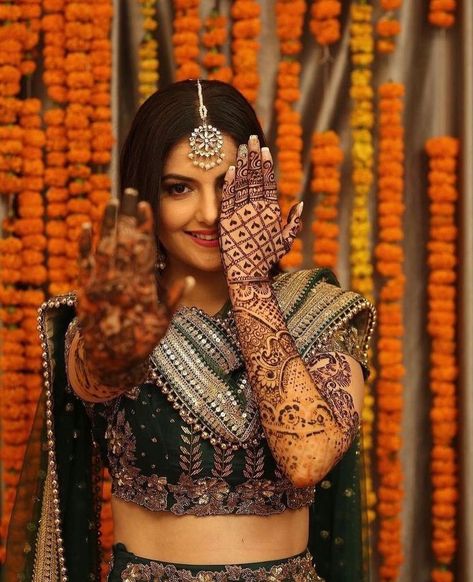 Without some creative mehendi poses, the photography session of the mehendi cannot be complete. Here are the Most beautiful and unique mehendi portraits ideas for brides. #shaadisaga #indianwedding #mehendiposeforbride #mehendiposewithfriends #mehendiposeforbridewithsister #mehendiposephotography #mehendiposebridal #mehendiposecouple #mehendiposephotoshoot #mehendiposegirls #mehendiposeindianbride #mehendiposeindianbridal #mehendiposegroom #mehendiposeideas #mehendiportrait Mehendi Photography Bridal, Mehendi Poses, Mehendi Photoshoot, Haldi Poses For Bride, Mehndi Pictures, Bridal Mehendi Designs Wedding, Bride Fashion Photography, विवाह की दुल्हन, Mehendi Photography