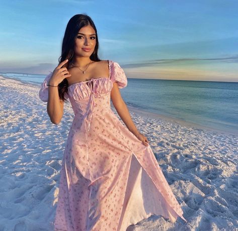 Summer Dresses Picnic, Cottagecore Beach Outfit, Pink Picnic Dress, Picnic Dress Ideas, Fancy Summer Dress, Morning Friend, Pink Boho Dress, Pink Lace Skirt, Long Sundress