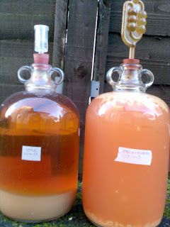 Apple & Strawberry Wine 2017 - The Making Of... Homemade Spirits, Banana Wine, Rhubarb Wine, Wine Making Recipes, Homemade Wine Recipes, Apple Wine, Dandelion Wine, Homemade Alcohol, Homemade Liquor