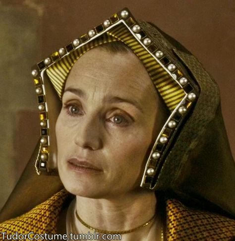 Elizabeth Howard The Other Boleyn Girl, a fine example of a Gabled hood French Hoods, Gable Hood, The Other Boleyn, Mary Boleyn, Tudor Gown, Elizabethan Fashion, Tudor England, Tudor Fashion, Historical Hats