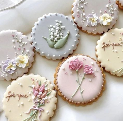 Garden Tea Party Cookies, Bridgerton Themed Cookies, Pink Floral Cookies Decorated, Heart Cookies With Flowers, Cute Spring Desserts, Cookie Decorating Simple, Iced Cookie Designs, Tea Party Royal Icing Cookies, Pretty Decorated Cookies