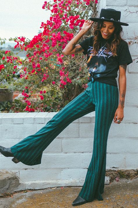 Candelabra Vintage, Striped Flare Pants, Indie Clothes, Vintage Nike Sweatshirt, 70s Inspired Fashion, Looks Country, 70s Outfits, Flare Pant, Retro Clothing