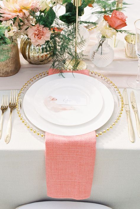 Coral Wedding Table Settings, Coral Napkins Wedding, Coral Table Setting, Gold Place Setting Wedding, Coral And Gold Wedding, Coral Pink Wedding, Jasper Wedding, Wedding Plate Setting, Jing Xuan