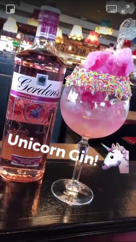 UNICORN GIN! Pink Gin, Lemonade, Candyfloss & Sprinkles 🌈🦄🍬 Gin Lemonade, Pink Gin Cocktails, Cocktail Theme, Cake Bar, Tonic Recipe, Gin Drinks, Soda Recipe, Fantasy Rooms, Pink Gin