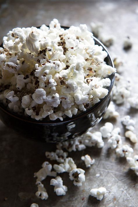 Black Truffle Popcorn Popcorn Photoshoot, Nutritional Yeast Popcorn, Popcorn Photography, Popcorn Recipes Chocolate, Culinary Photography, Truffle Popcorn, Wild Rose Detox Recipes, Healthy Popcorn, Homemade Popcorn