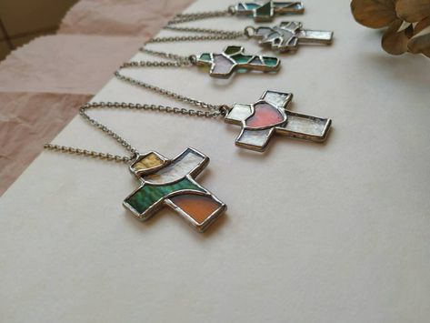 Stained Glass Crosses Crismas Gift for Christian Goddaughter - Etsy Crismas Gift, Small Stained Glass Projects, Holy Spirit Art, Hipster Jewelry, Stained Glass Cross, Diy Stained Glass Window, Suncatcher Diy, Stained Glass Gifts, Honeycomb Necklace