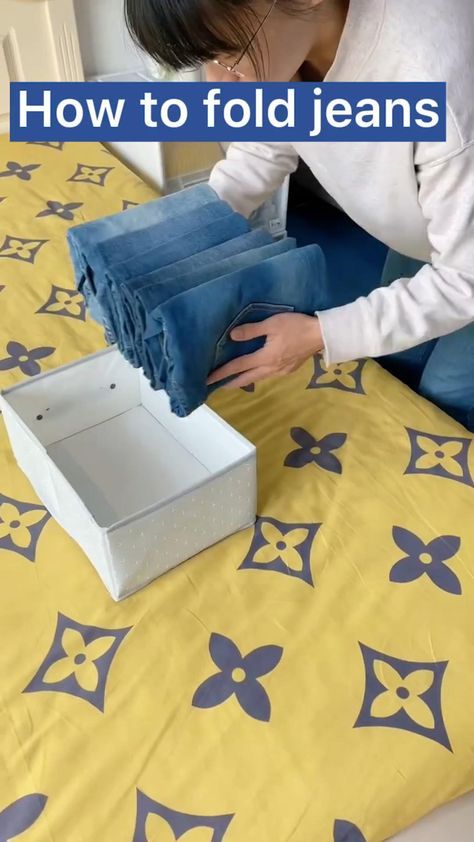 Jeans Folding, How To Fold Jeans, Folding Tips, Jean Organization, Couch Cleaning, Folding Jeans, Cleaning Furniture, Corak Menjahit, Fabric Couch