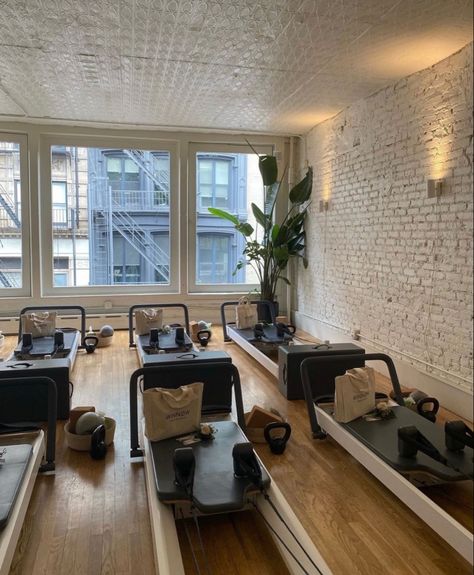 Pilates Machine Aesthetic, Pilates Aethstetic, Pilates Astethic, Fitness Instructor Aesthetic, Vision Board Pilates, Reformer Pilates Photography, Pilates Instructor Aesthetic, Workout Class Aesthetic, Nyc Pilates