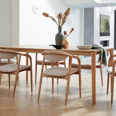 Enhance your dining space with the G Plan Winchester 1.9m Extending Dining Table, the perfect centrepiece to the room. Made from solid oak, it has soft curves and a stylish aesthetic which makes it very versatile. Seating up to 6 people comfortable, it is ideal for dinners with family or parties with friends. Silky Aesthetic, Scandi Dining Table, Scandi Dining Room, Nordic Dining Table, Retro Dining Rooms, Scandinavian Dining Table, Oak Extending Dining Table, Diner Table, Scandinavian Dining Room