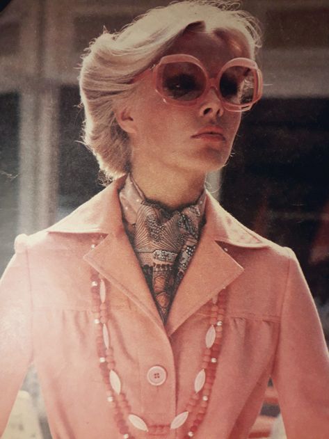 1970s fashion photography - Google Search 70s Eyeglasses, Moda 70s, 1970s Accessories, 1970s Sunglasses, Vintage Fashion 70s, 1970 Style, 70s Glamour, Groovy Fashion, Fashion 1970s