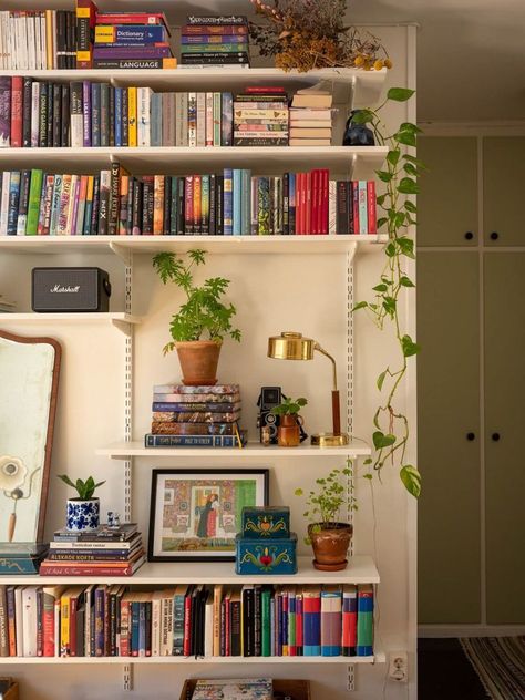 Swedish Homes, Swedish Apartment, Big Personality, Home Library Design, Green Cabinets, Hus Inspiration, Tiny Apartment, Scandinavian Home, On The Shelf